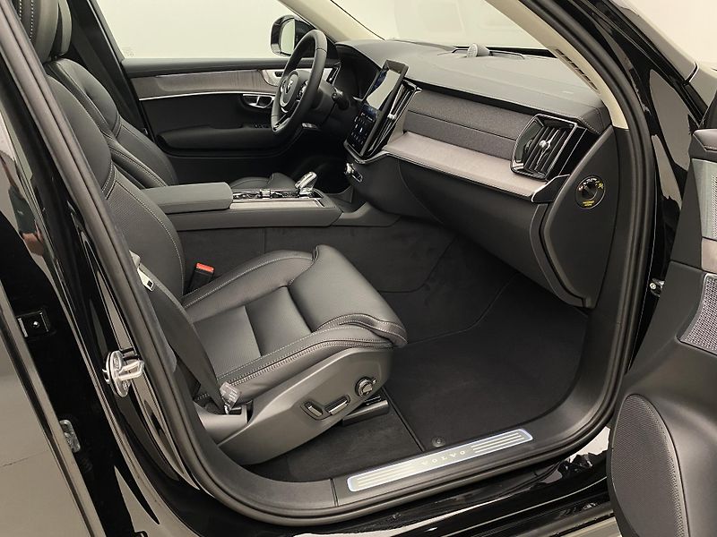 Volvo XC90 (2026) T8 AWD RECHARGE DARK ULTRA - fotka 27 z 76