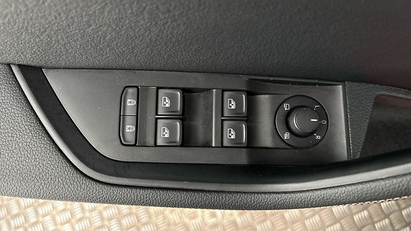 Škoda Superb 2.0 TDI DSG 4x4 Scout Combi - fotka 25 z 35
