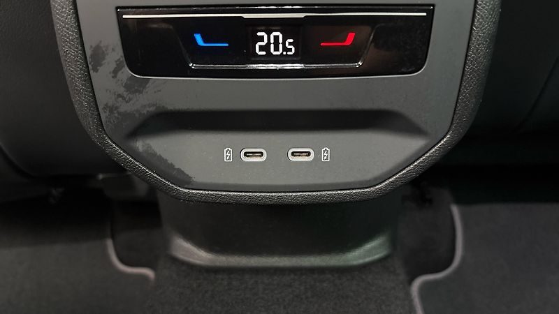 Seat Leon 2.0 TDI DSG FR Sporstourer - fotka 21 z 27