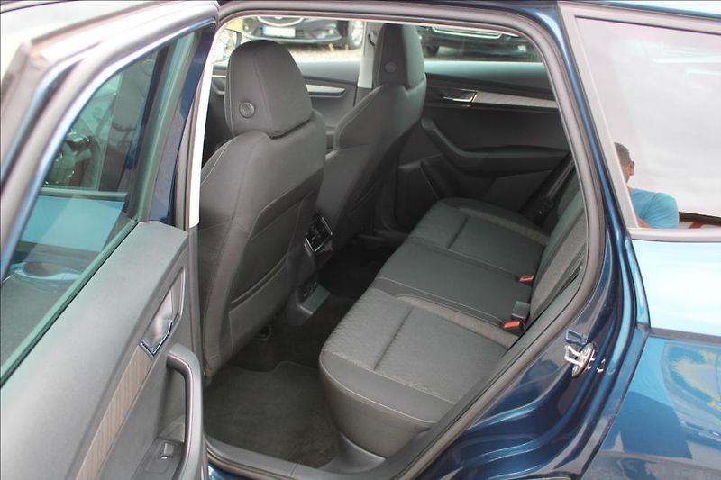 Škoda Karoq 2,0 TDi  DPH, ČR, SERVISKA - fotka 11 z 33