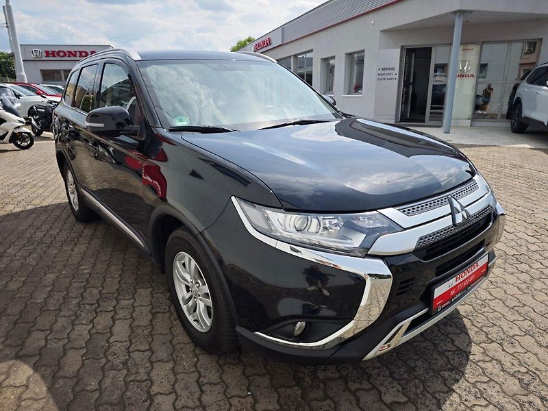 Mitsubishi Outlander (2021) 2.0 Mivec Diamant 2WD Kamera - fotka 2 z 44