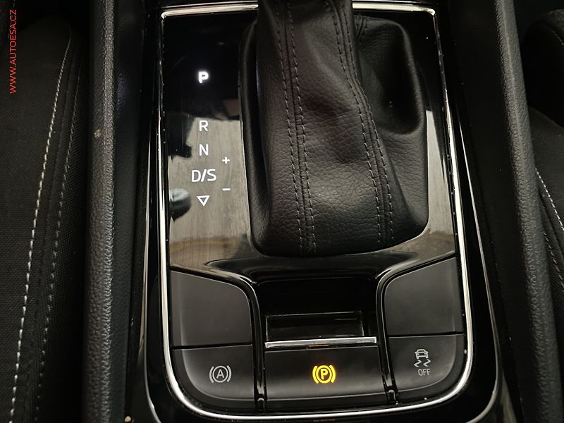 Škoda Karoq (2019) 1.6 TDi, Style, DSG, navi, - fotka 16 z 16