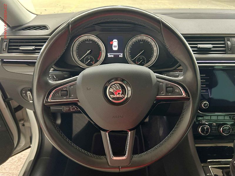 Škoda Superb (2018) 2.0TDi, ČR, L&K, bixen, kůže - fotka 17 z 17