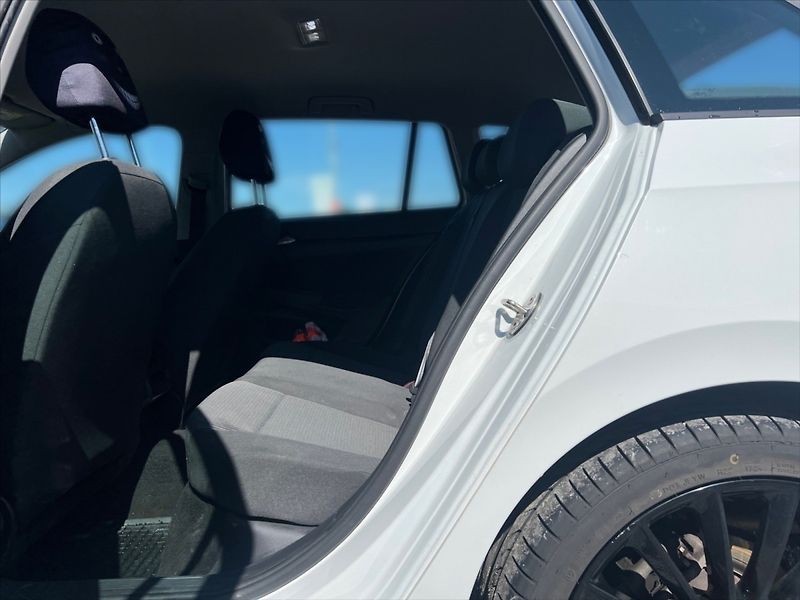 Volkswagen Golf 1,0 TSI Life - fotka 8 z 11