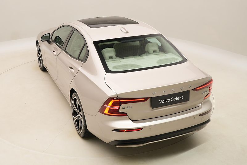 Volvo S60 B5 AWD DARK ULTIMATE REZERVACE - fotka 17 z 57