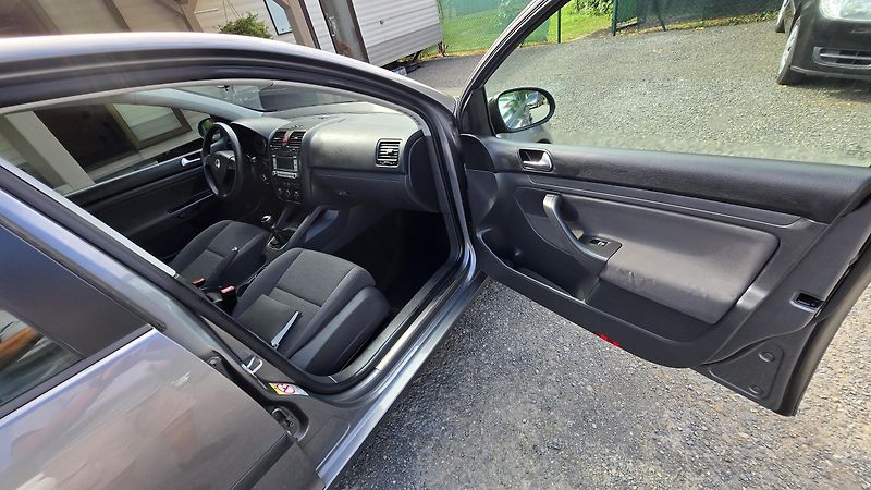 Volkswagen Golf 1.4 TRENDLINE  59KW - fotka 18 z 35
