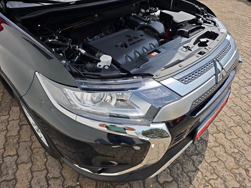Mitsubishi Outlander (2021) 2.0 Mivec Diamant 2WD Kamera - fotka 33 z 44