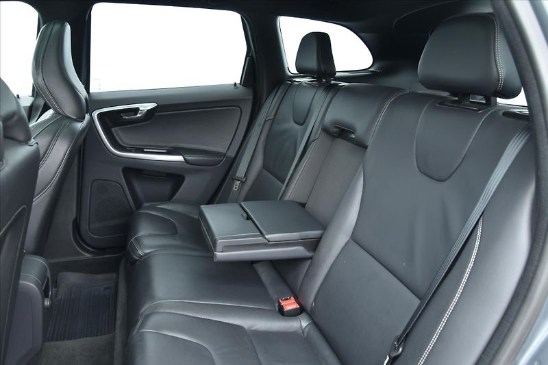 Volvo XC60 2.0 T6 225kW AWD R-DESIGN ČR - fotka 11 z 28
