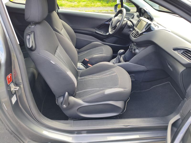 Peugeot 208 (2012) 1,6 eHDI 68Kw - fotka 14 z 33