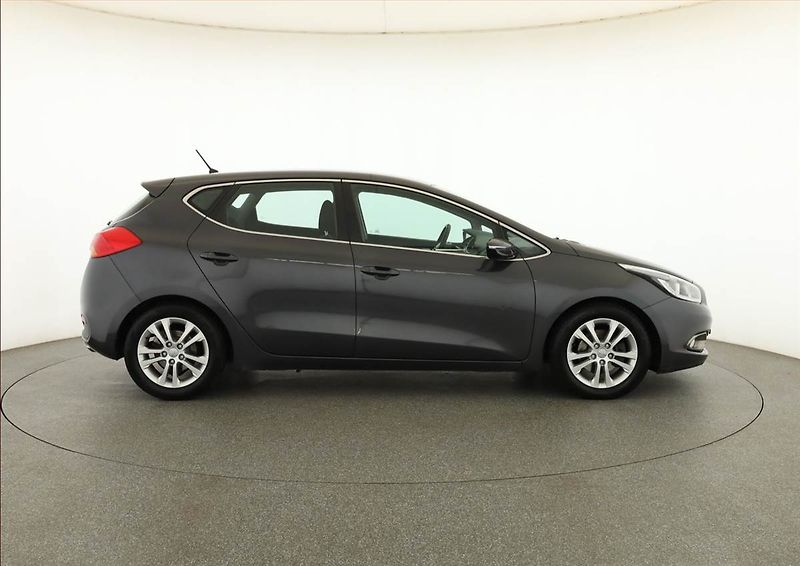 Kia Ceed (2012) 1.6 CRDi, Tempomat - fotka 6 z 17