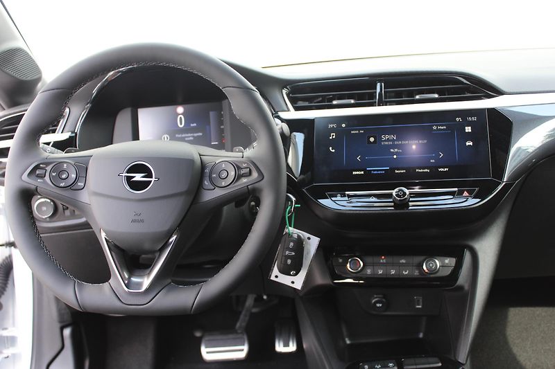 Opel Corsa (2025) GS Hybrid 1.2 TURBO 110k eDCT6 - fotka 13 z 29