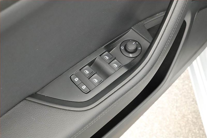 Škoda Superb (2023) Style 2.0 TDI - fotka 19 z 20