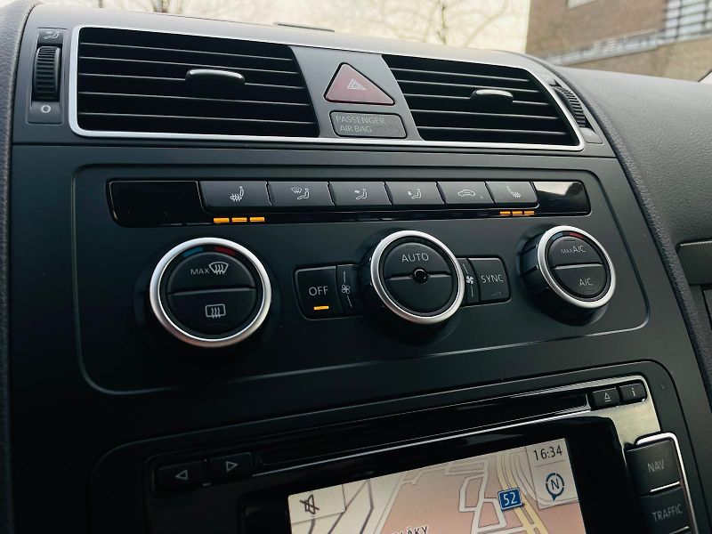Volkswagen Touran 1.4TSI VÝHŘEV SENZORY SERVISKA - fotka 41 z 45