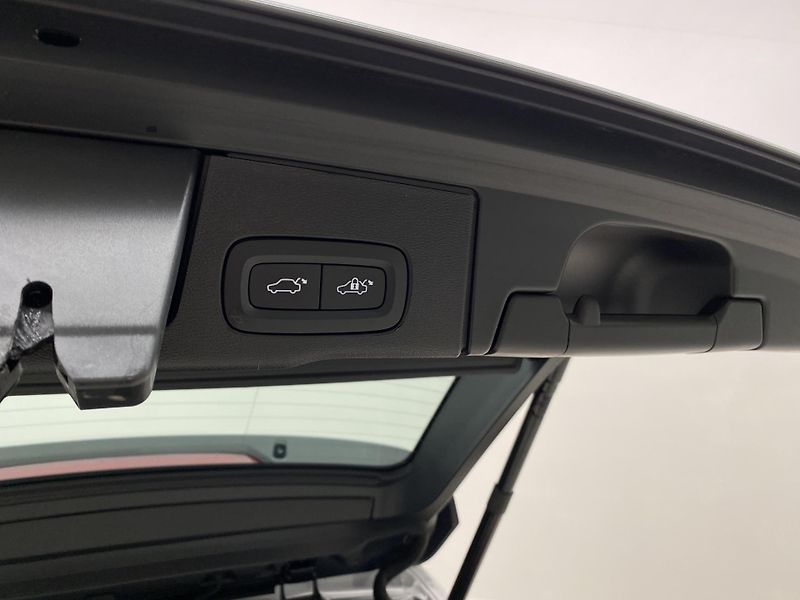 Volvo XC60 B5 AWD DARK ULTIMATE AUT CZ - fotka 33 z 60