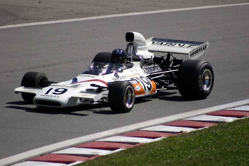 Americký jezdec F1 Peter Revson v konpitu při závodu v Nüburgringu 1973. Před padesáti lety se mu stala osudnou havárie při testech v Jižní Africe.