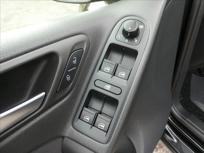 Volkswagen Golf 1,6 TDi 77kW serviska, závěs - fotka 31 z 43