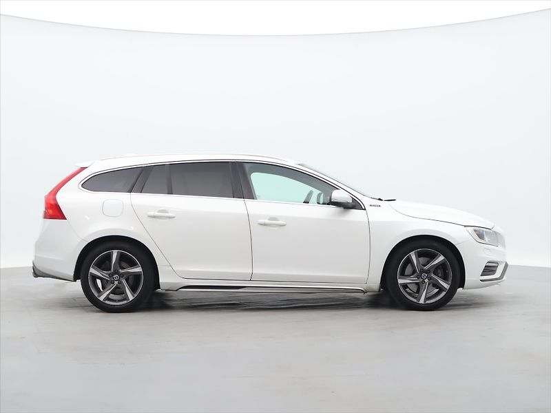 Volvo V60 2.4 D6 162kW R-Design Aut. DPH - fotka 8 z 37