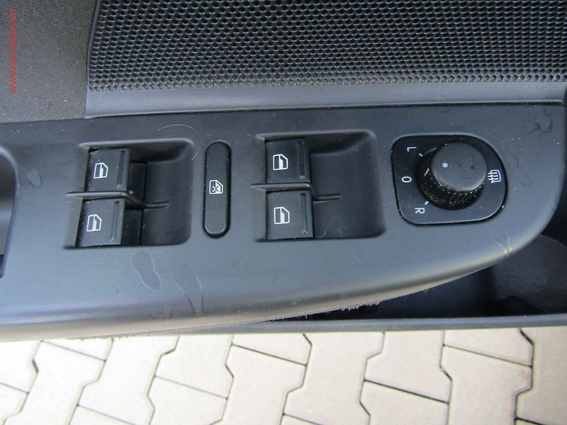 Volkswagen Golf (2007) 1.6i, 1.maj, Xenon, AC - fotka 11 z 14