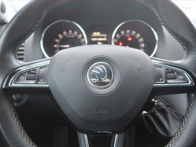 Škoda Yeti (2011) 2.0 TDI, Navi, Xenony - fotka 17 z 19