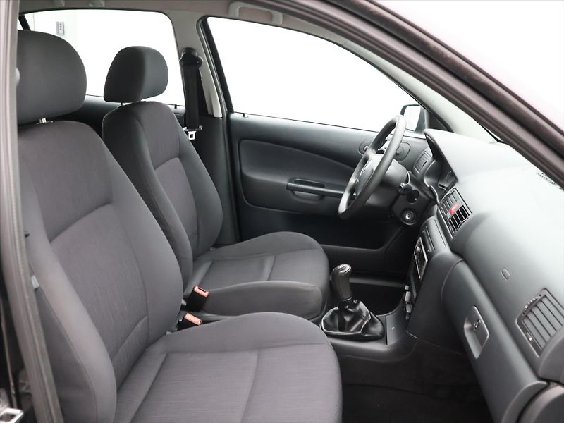 Škoda Octavia 1,6 MPI 75kW Tour Klima 2.Maj - fotka 11 z 26