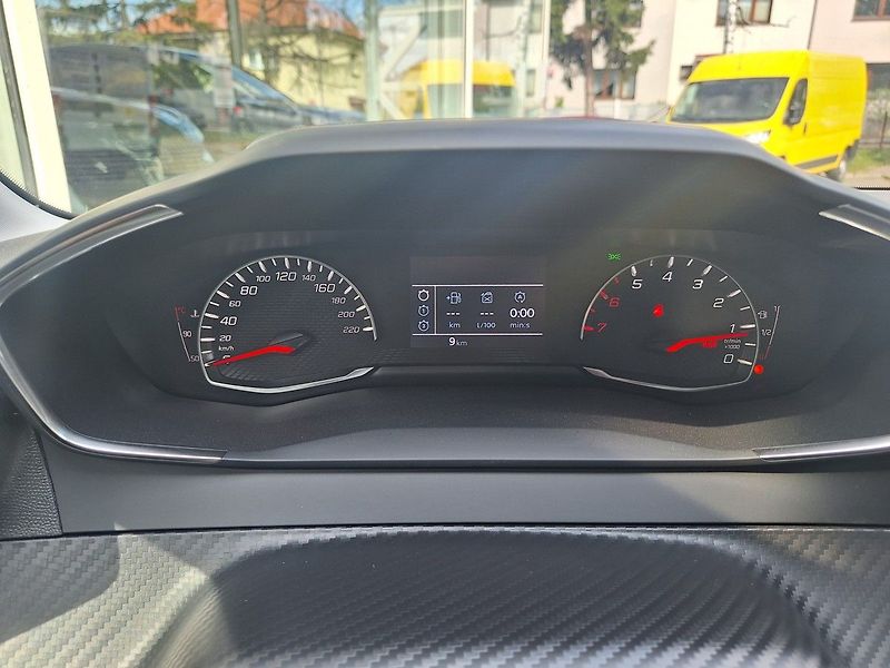 Peugeot 208 (2026) STYLE 1.2 TURBO 100k MAN6 - fotka 13 z 21