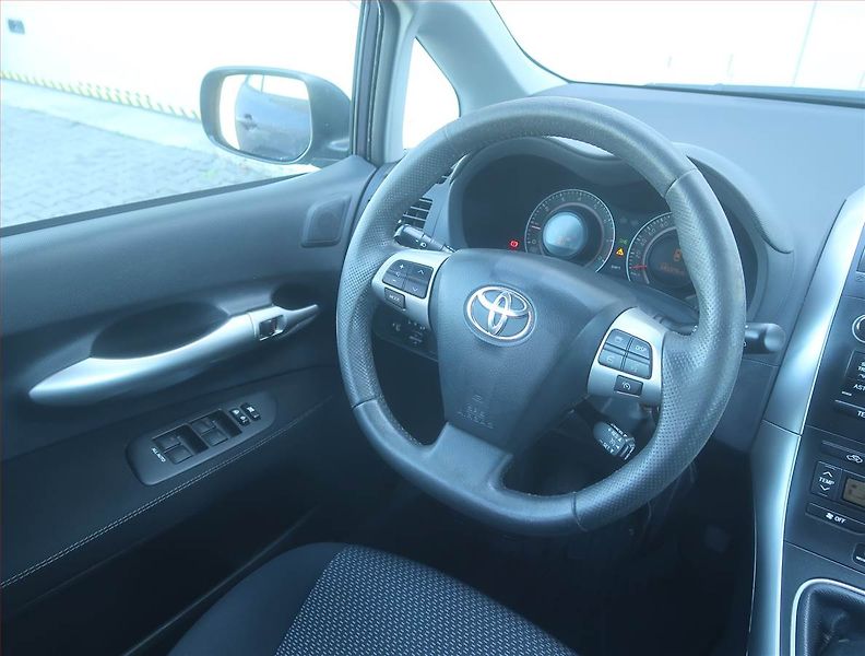 Toyota Auris (2011) 1.6 Valvematic, Tempomat - fotka 7 z 14