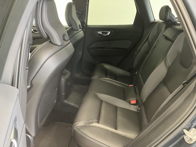 Volvo XC60 T6 eAWD Black Edition Plus AT8 - fotka 12 z 41