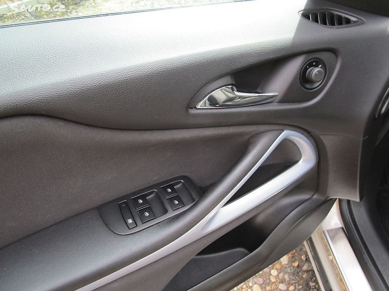 Opel Zafira 1,6D-100KW-NOVÁ STK - fotka 17 z 24