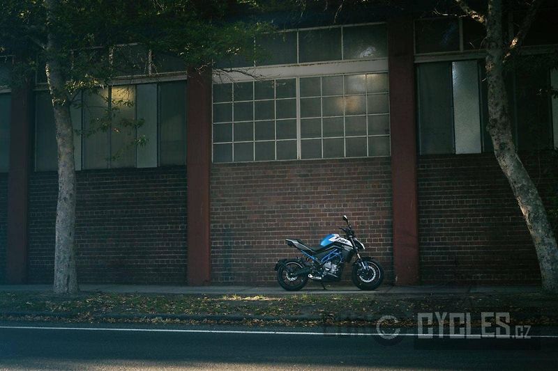 CFMOTO 300 NK (2026) - fotka 8 z 15