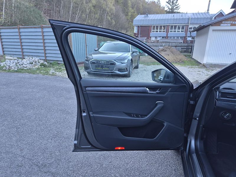 Škoda Superb Combi 2,0TDi DSG 110kw 17ALU - fotka 36 z 48