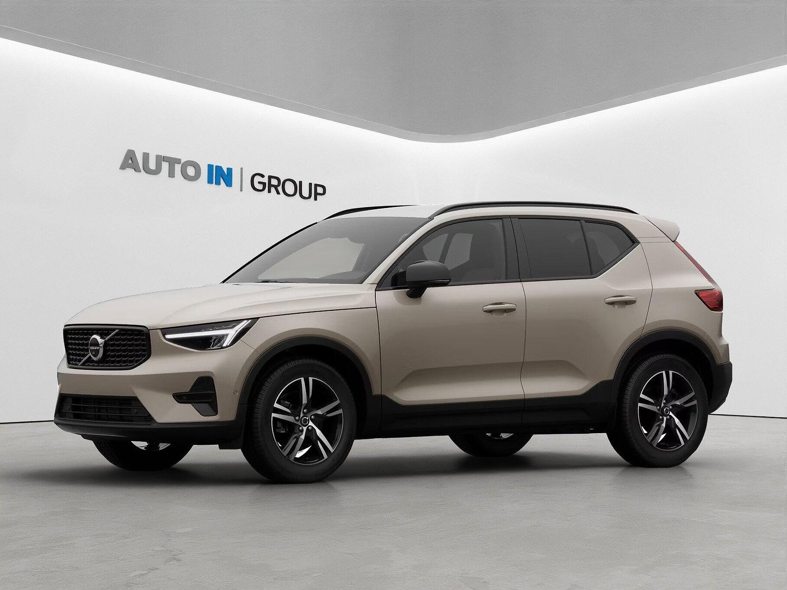 Volvo XC40 PLUS Dark,360°kam, el.vyhř.skl