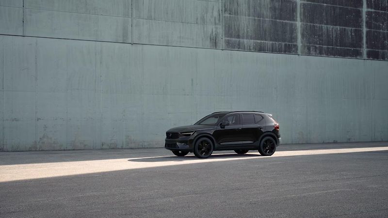 Volvo XC40 (2026) B3 AUT BLACK EDITION ULTRA - fotka 2 z 11