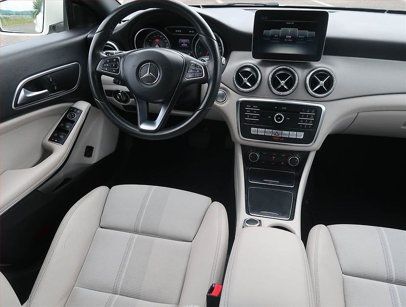 Mercedes-Benz CLA (2017) 220 4MATIC - fotka 7 z 14
