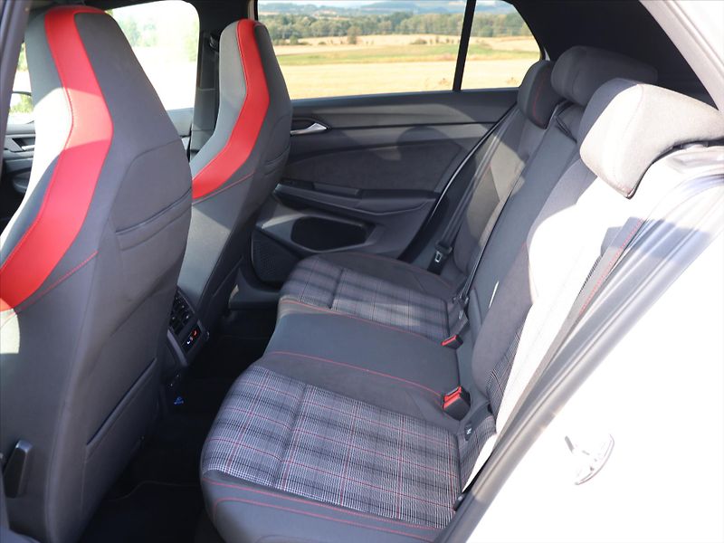 Volkswagen Golf 2,0 TSI GTI 180kW Virtual DPH - fotka 14 z 36