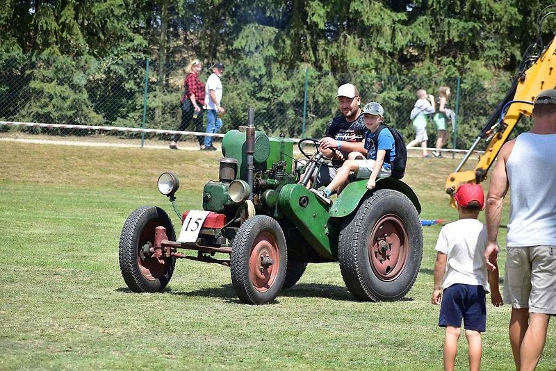 Traktoriáda ve Studenci na Třebíčsku nespočívá pouze v přehlídce zúčastněných strojů. Mnoho z nich se účastní dovednostních soutěží, což láká davy lidí.