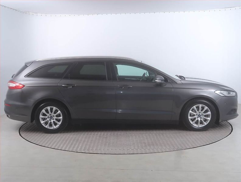 Ford Mondeo (2018) Titanium 2.0 TDCI, Navi - fotka 6 z 17