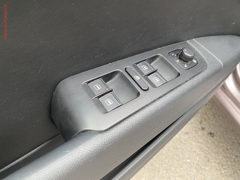 Škoda Superb (2012) 2.0 TDi, Ambition - fotka 13 z 17