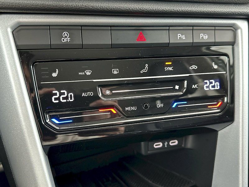 Volkswagen T-Roc (2025) Life GOAL 1.0 TSI 85kW - fotka 19 z 27