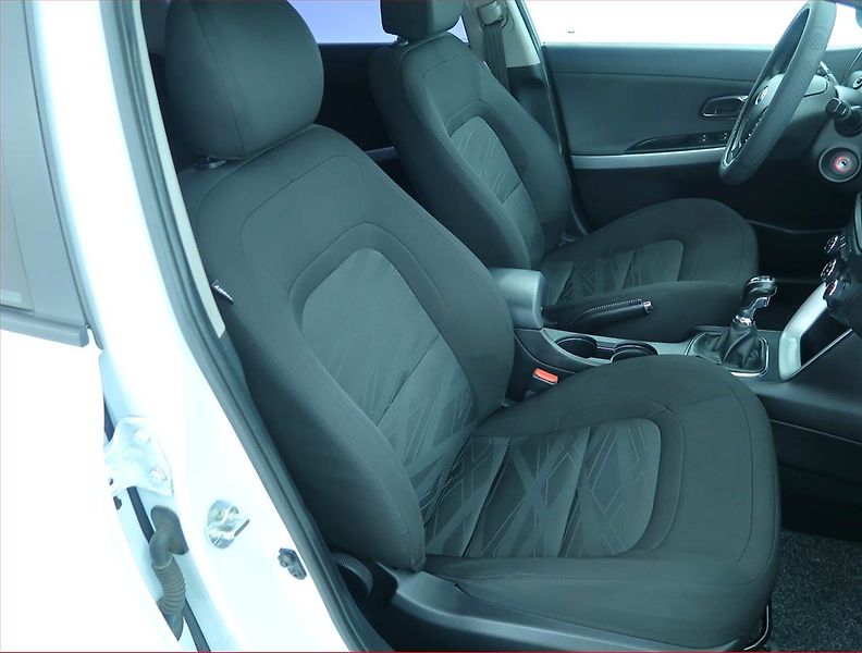 Kia Ceed (2015) 1.4 CVVT, Serv.kniha, Tempomat - fotka 9 z 18