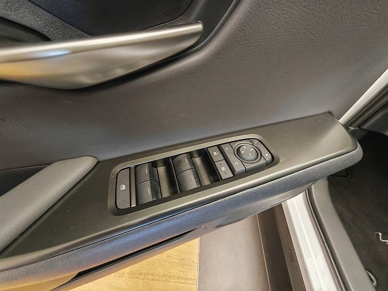 Lexus UX 300h Business TECH - fotka 25 z 36