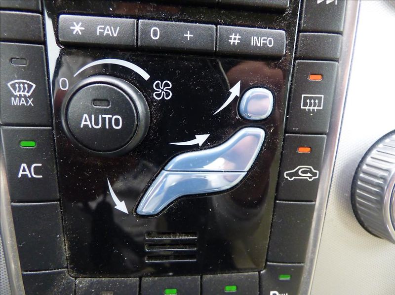 Volvo XC60 2,0 D3  Summum - fotka 33 z 34