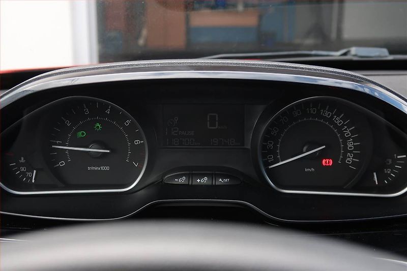 Peugeot 208 (2016) Active 1.2 PureTech - fotka 9 z 12