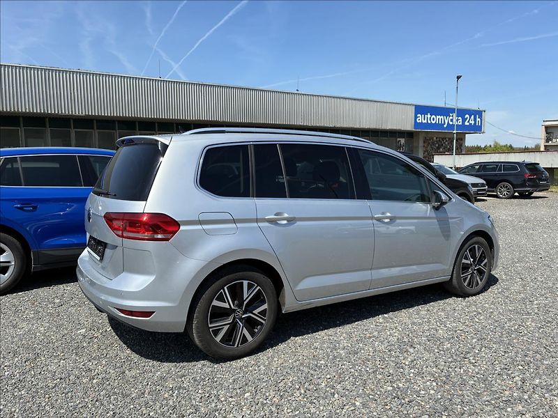 Volkswagen Touran 2,0 7 MÍST,TAŽNÉ,LED - fotka 4 z 16