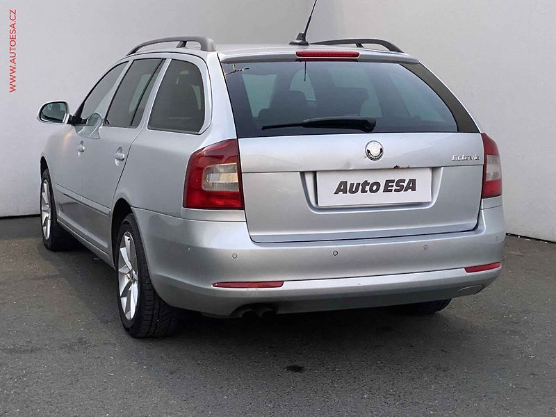 Škoda Octavia (2010) 2.0TDI, Elegance, DSG, xenon - fotka 6 z 17