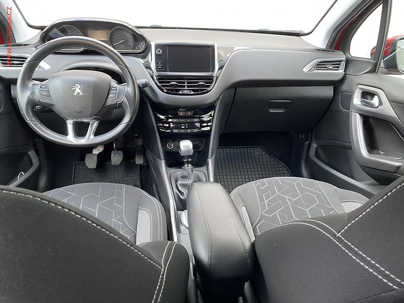 Peugeot 2008 (2018) 1.2 PT, ČR, Allure, park. - fotka 8 z 17