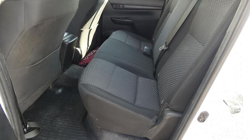 Toyota Hilux 2.4 D-4D Double Cab 4x4 Live - fotka 19 z 23