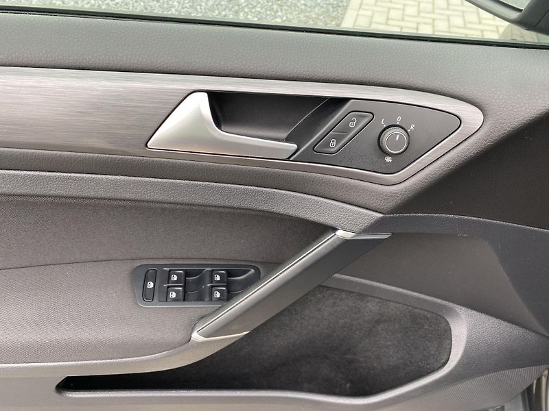 Volkswagen Golf 1.4 TSI 92kW-1xMAJ.-LED- ACC - fotka 14 z 44