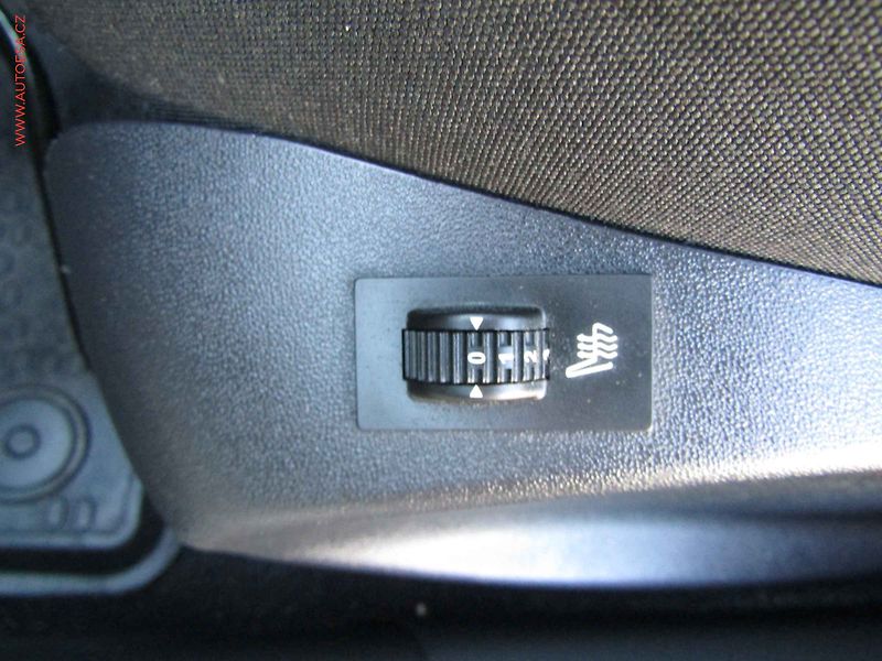 Peugeot 2008 (2019) 1.2 PT, 2.maj,ČR, Navi, park - fotka 11 z 20