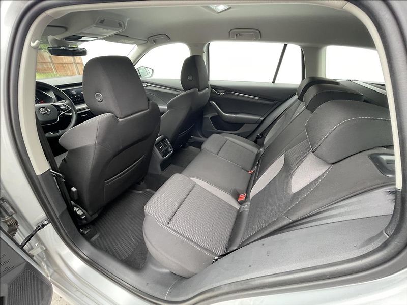 Škoda Octavia 2,0 TDI Combi Ambition Plus - fotka 17 z 23