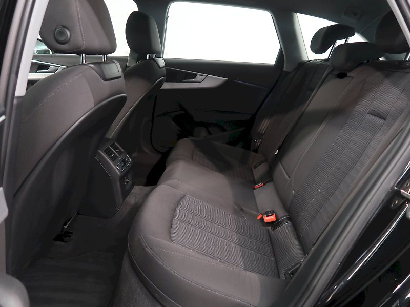 Audi A4 (2019) 40TDI 140KW 4x4 WEBASTO NAVI - fotka 17 z 39